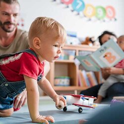 Barn och föräldrar leker på en förskola | © Rawpixel / Getty Images
