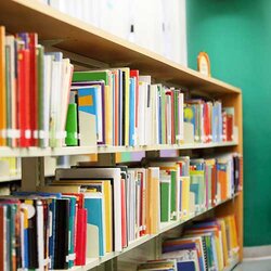 Bokhylla på förskola i närbild | © Blackred / Getty Images