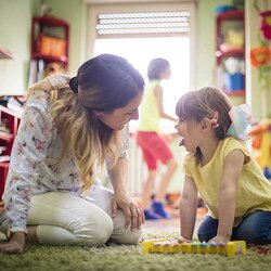 Pedagog busar med ett förskolebarn | © Liderina / Getty Images