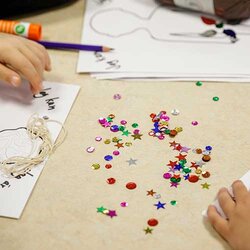 Närbild på pysselmaterial på en förskola | © Gothia Kompetens