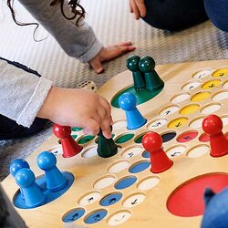 Fia med knuff i närbild på en förskola | © Gothia Kompetens