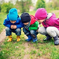 Förskolebarn tittar på en snigel | © Imgorthand / Getty Images