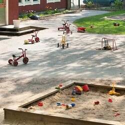 Cyklar och sandlåda på en förskolegård | © Olaser / Getty Images