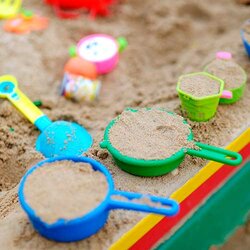 Sandleksaker i närbild på en förskola | © Irina / Getty Images