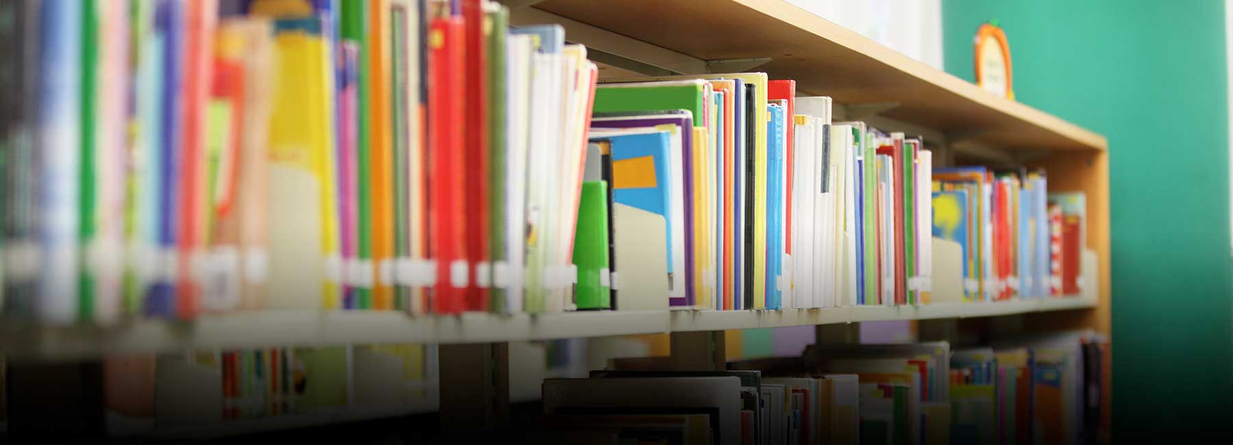 Bokhylla på förskola i närbild | © Blackred / Getty Images