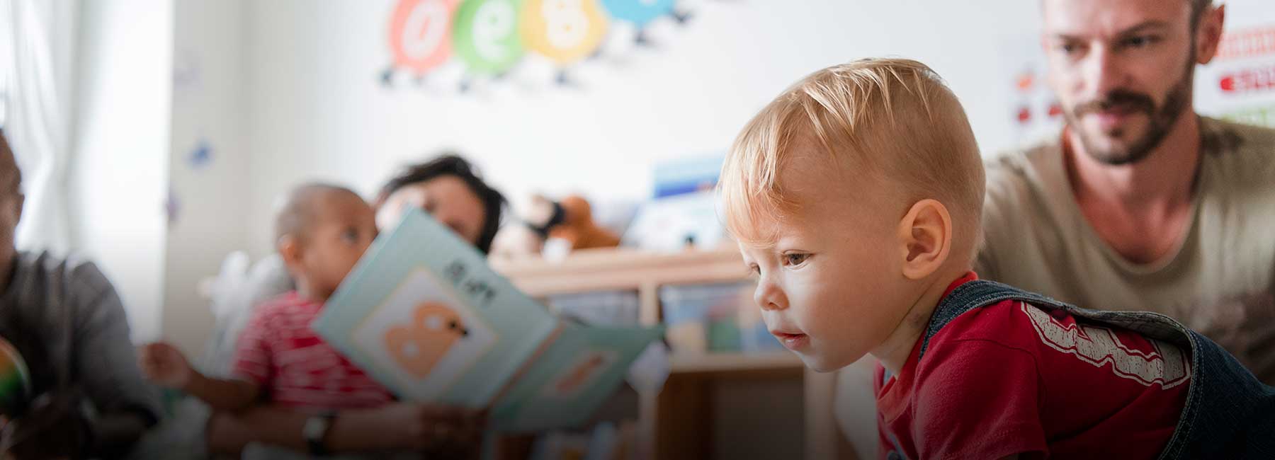 Barn och föräldrar leker på en förskola | © Rawpixel / Getty Images