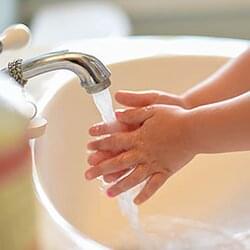 Hygien i förskolan - närbild på ett barns händer vid ett handfat | © Getty Images