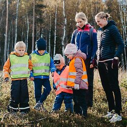 Två pedagoger och fyra förskolebarn i naturen | © Johner Images / Getty Images