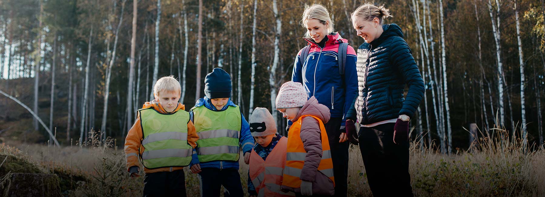 Två pedagoger och fyra förskolebarn i naturen | © Johner Images / Getty Images