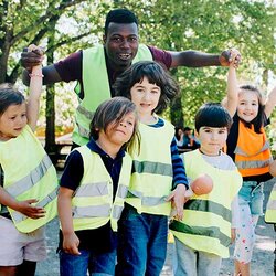 Två glada pedagoger med en grupp glada förskolebarn | © Maskot / Getty Images