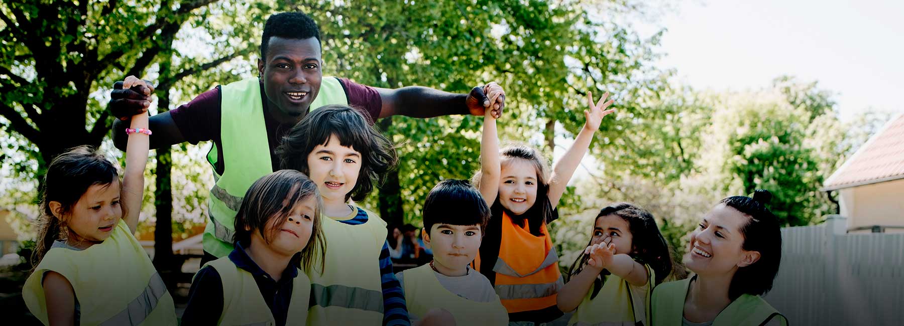 Två glada pedagoger med en grupp glada förskolebarn | © Maskot / Getty Images