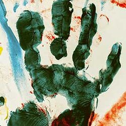 Handavtryck med målarfärg i närbild | © Bernard Hermant - Unsplash.com