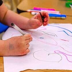 Händer i närbild - förskolebarn som ritar | © Erika Fletcher - Unsplash.com