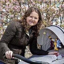 Mamma Malin med barnvagn | © Gothia Kompetens / Berling Media