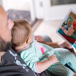 En pappa läser för sin bebis | © Picsea - Unsplash.com