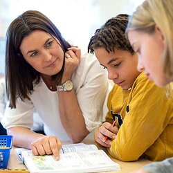 Lärare med två elever i ett klassrum | © Johnér Images / Getty Images