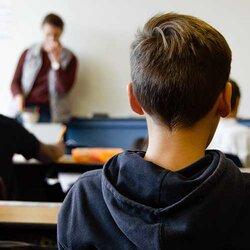Närbild på skolelev bakifrån under en lärarledd lektion | © Taylor Wilcox / Unsplash.com