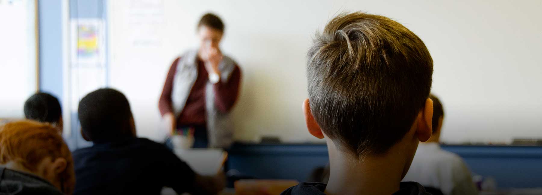 Närbild på skolelev bakifrån under en lärarledd lektion | © Taylor Wilcox / Unsplash.com