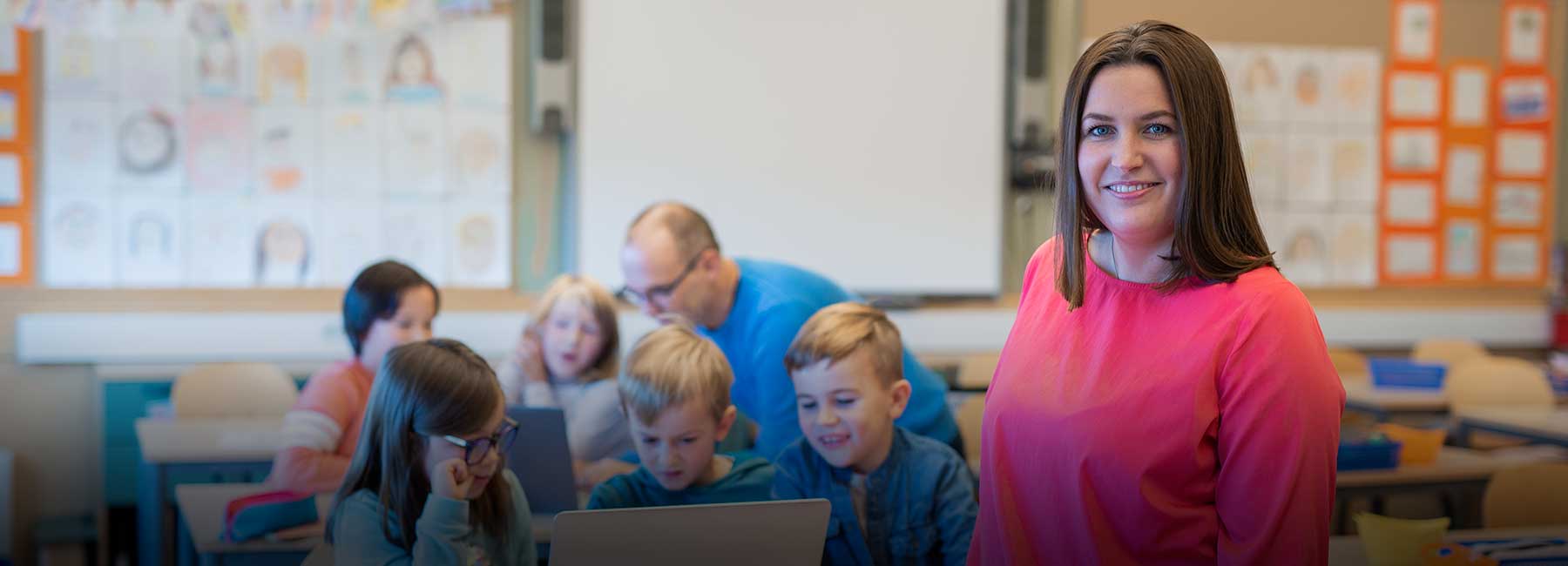 Stolt lärare i sitt klassrum | © Johnér Images / Getty Images