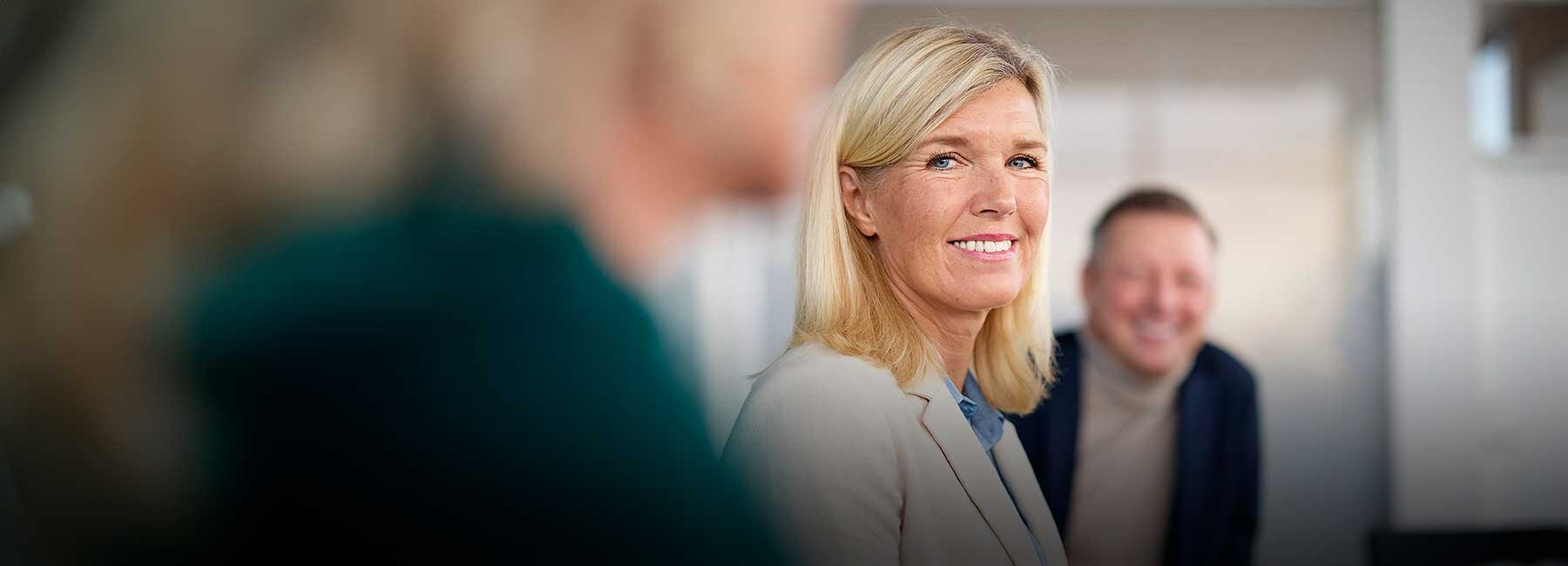Kvinnlig skolledare i skolmiljö | © Getty Images / Eric Cederlund