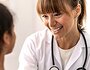 Glad läkare i samtal med patient | © FatCamera / Getty Images