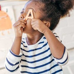 Flicka leker med bokstäver i förskolan | © Kate Monakhova / Getty Images