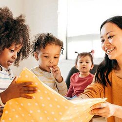 Förskolebarn och en pedagog i samtal | © Kate Monakhova / Getty Images