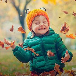 Förskolebarn som leker bland löv | © Maria Pavlova / Getty Images