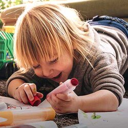 Glatt förskolebarn som ritar | © Skynesher / Getty Images