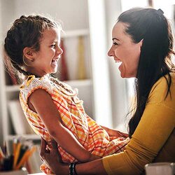 Förskolebarn med pedagog - båda är glada | © zeljkosantrac / Getty Images