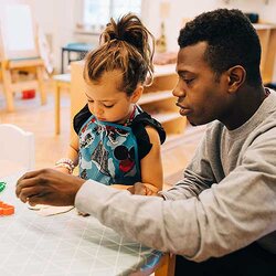 En pedagog och ett barn i förskolan | © Maskot / Getty Images