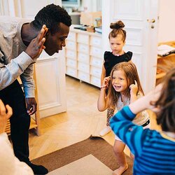 Förskolepedagog som leker med barn i förskolan | © Maskot / Getty Images