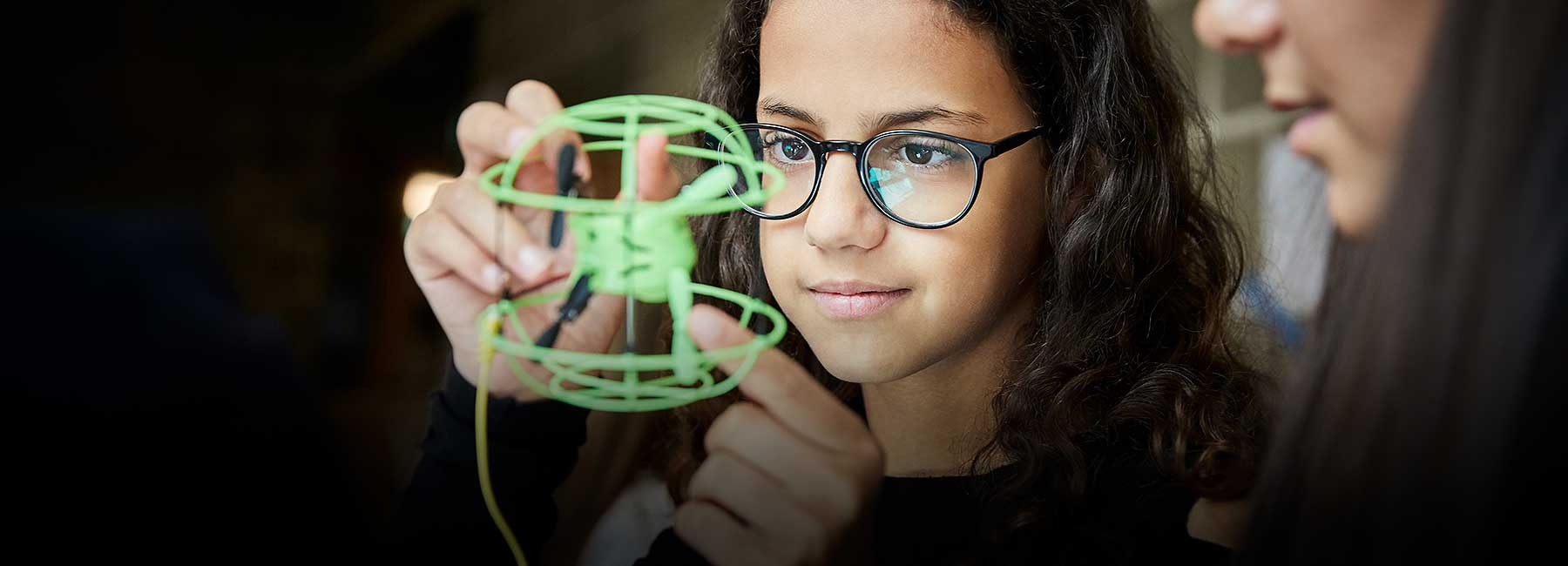 Koncentrerad skolelev bygger en 3D-modell på en lektion - konferensen STEM i skolan