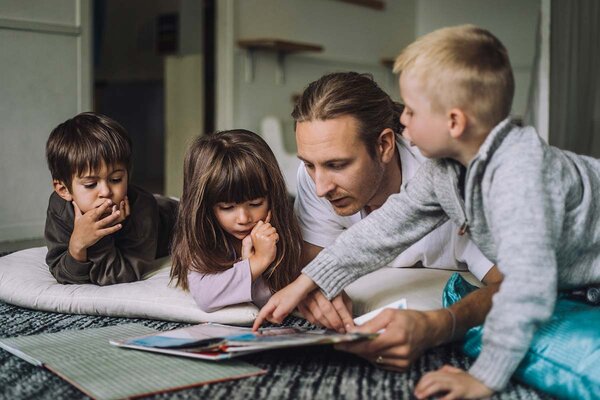 Högläsning och berättande i förskolan | © Maskot / Getty Images