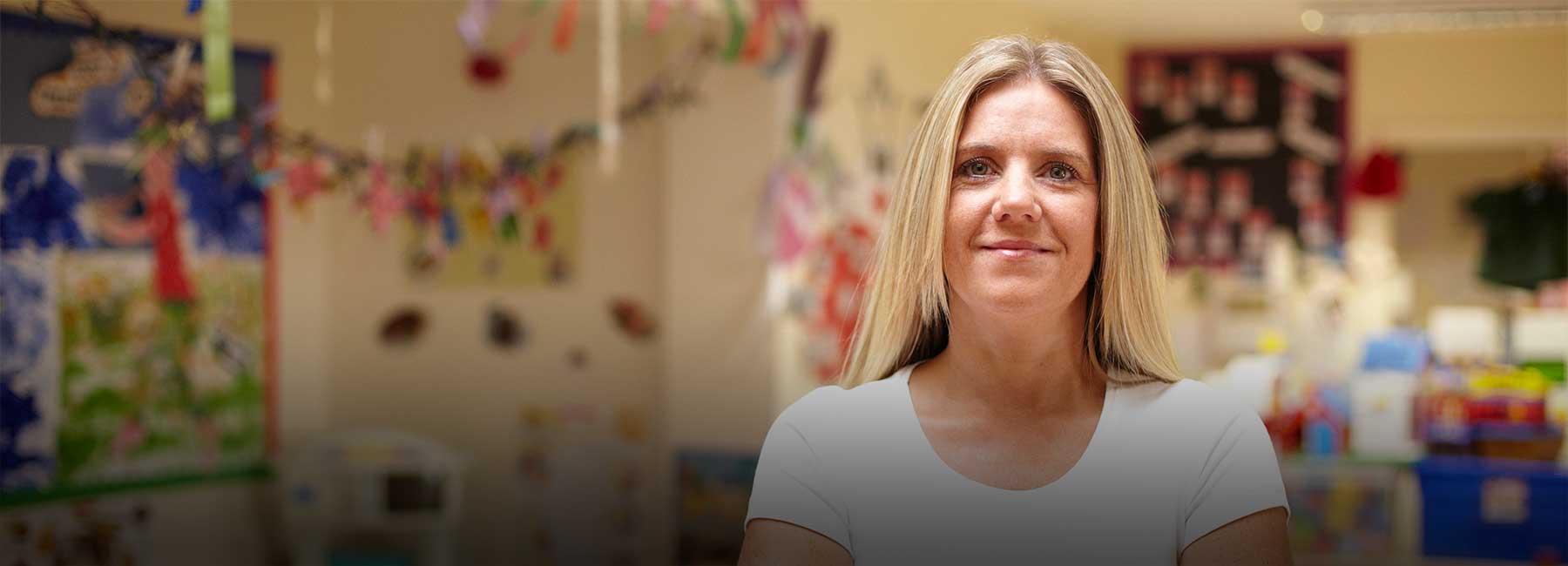Porträtt på en glad kvinnlig rektor i förskolan