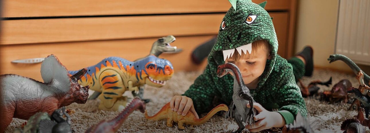Förskolebarn som leker med dinosaurier - Särskilt begåvade barn