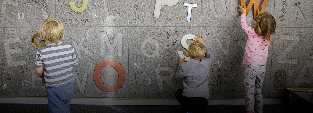 Förskolebarn som leker med bokstäver - Språk- och kunskapsutvecklande arbetssätt – SKUA
